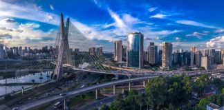 Rusztowania na wysokich budynkach.