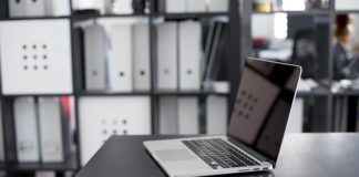 Komputer w prasie zwijającej