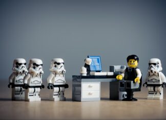 Gdzie siedzi oskarżony na sali?